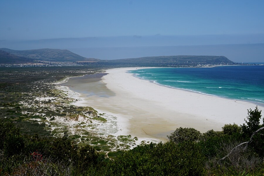 Strahlend weißer Noordhoek Beach am Chapmans Peak Drive in Kapstadt