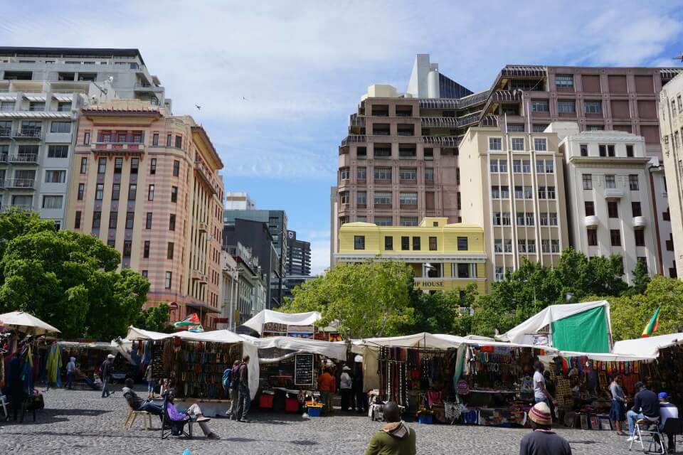 Der Green Market Square in Kapstadt mit seinem Flohmarkt, umgeben von Art Deco Gebaeuden