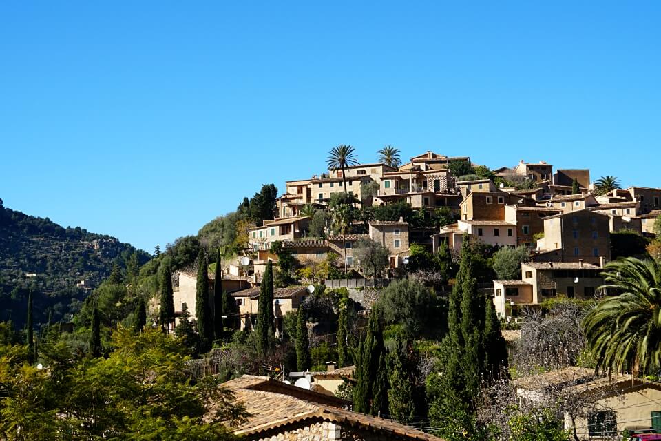 Blick auf das Kuenstlerdorf Deia auf Mallorca im Winter