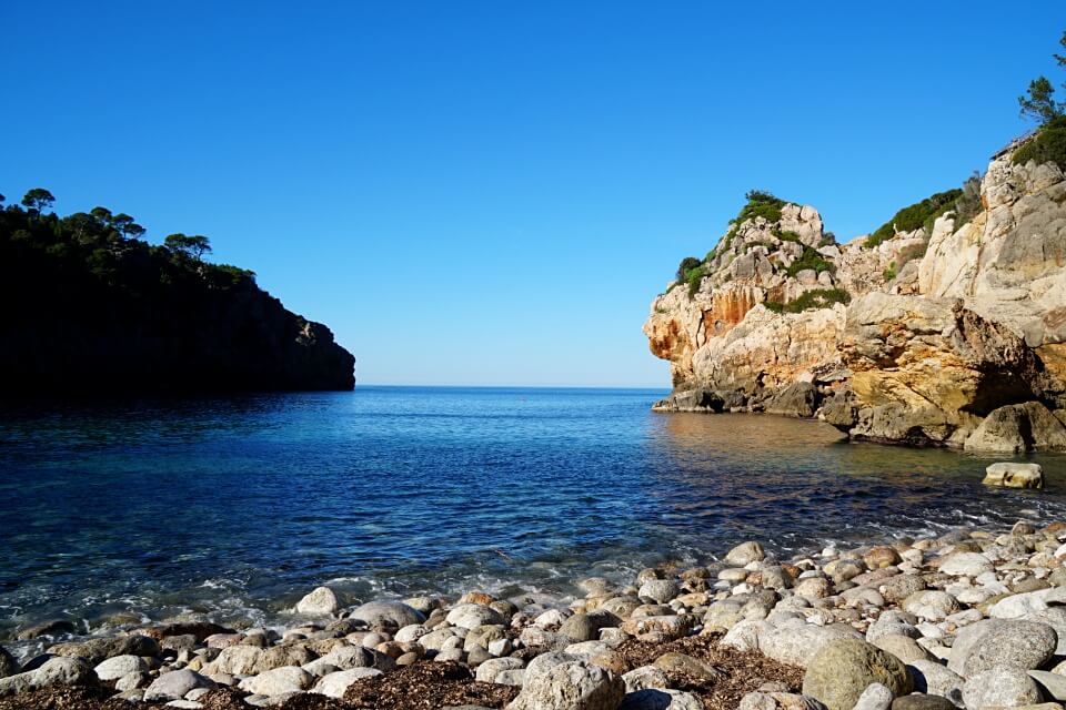 Im Winter ist die Bucht Cala Deiá auf Mallorca richtig einsam