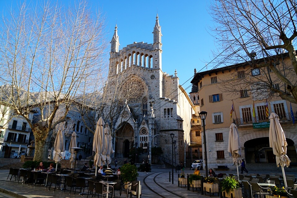 Der Placa Constitucio mit seiner Kirche Sant Bartomeu in Soller