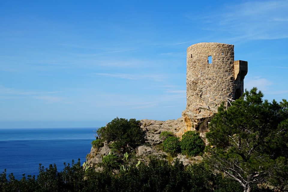 Der einstige Verteidigungs- und heutige Aussichtsturm Mirador de Ses Animes an Mallorcas Westkueste