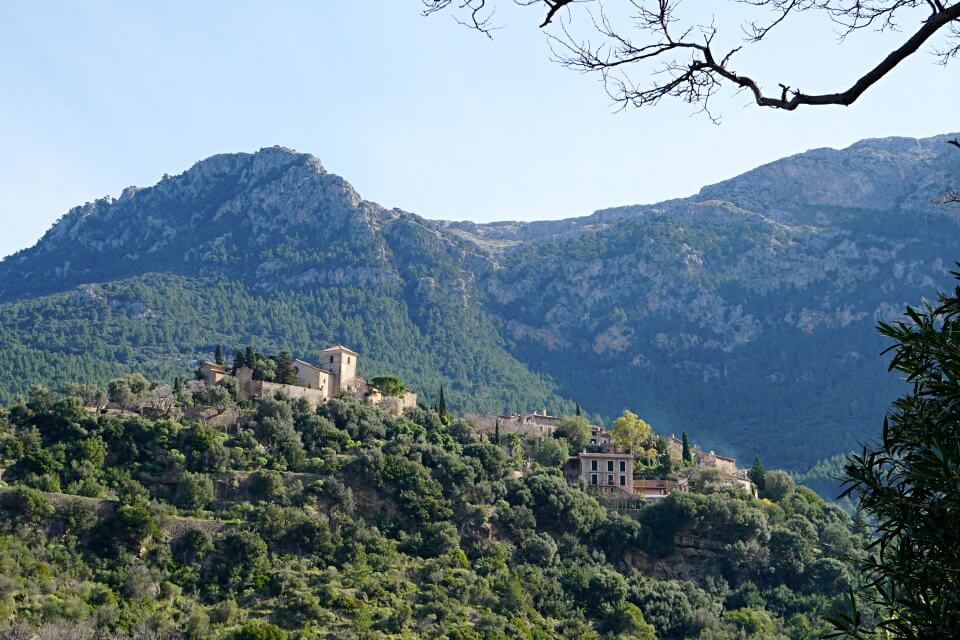 Blick auf das Kuenstlerdorf Deia in der Serra de Tramuntana auf Mallorca