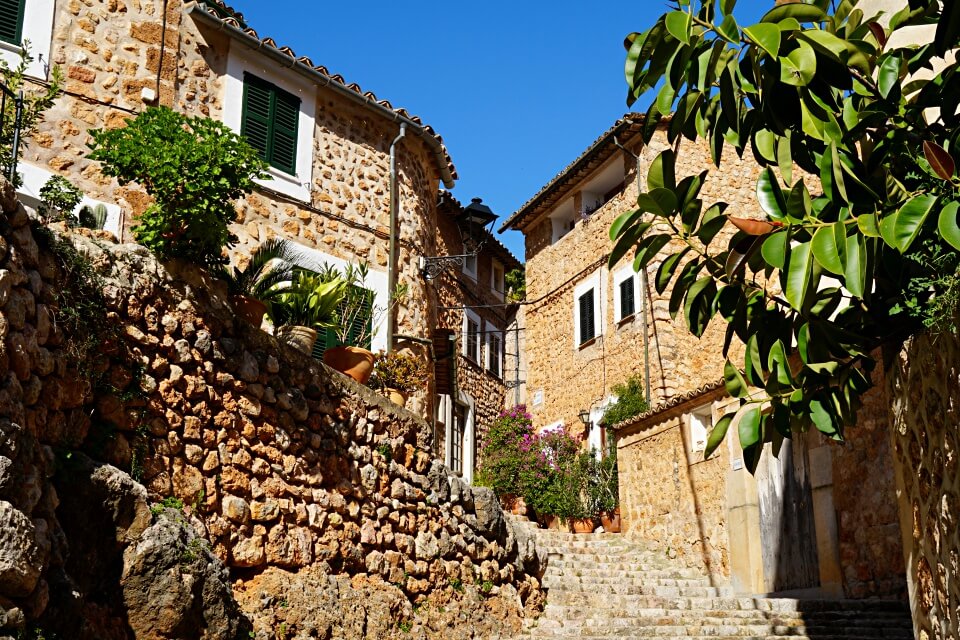 Fornalutx in der Serra de Tramuntana wurde schon mehrmals als Spaniens schoenstes Dorf ausgezeichnet