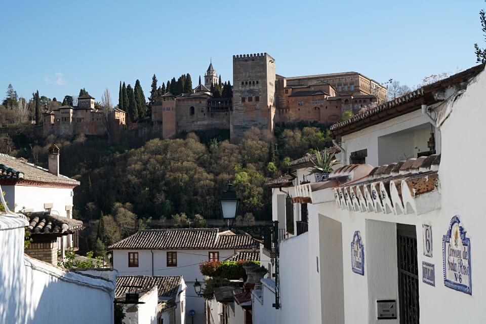 Blick aus den Gassen des Stadtviertels Albaicin in Granada