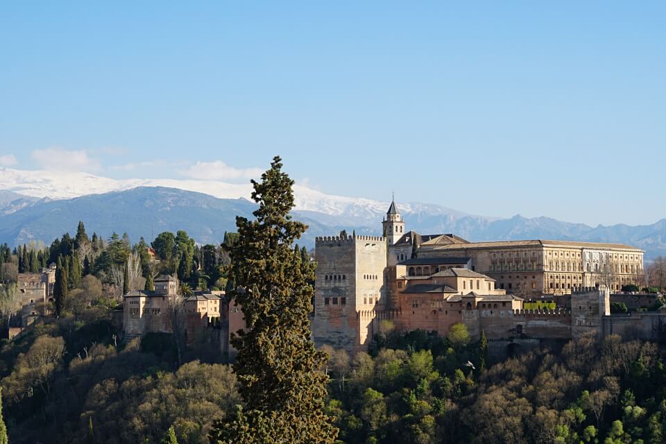 Die Alhambra in Granada vor den schneebedeckten Gipfeln der Sierra Nevada