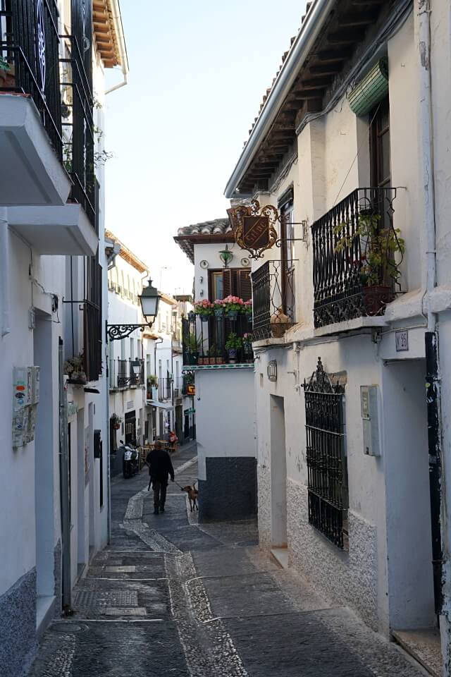 Gassen im Viertel Albayzin in Granada