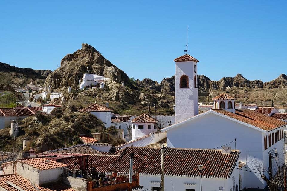 Das Hoehlenviertel in Guadix im Osten Andalusiens