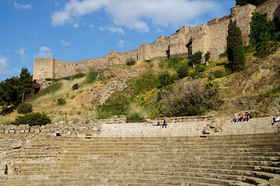Blick auf die Alcazaba in Malaga vom Roemischen Theater