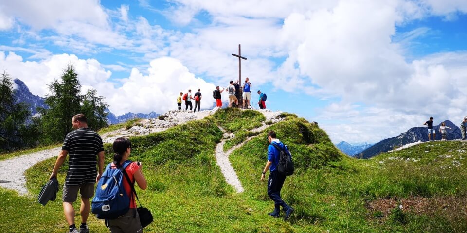 Am Gipfelkreuz auf dem Monte Lussari ist so einiges los