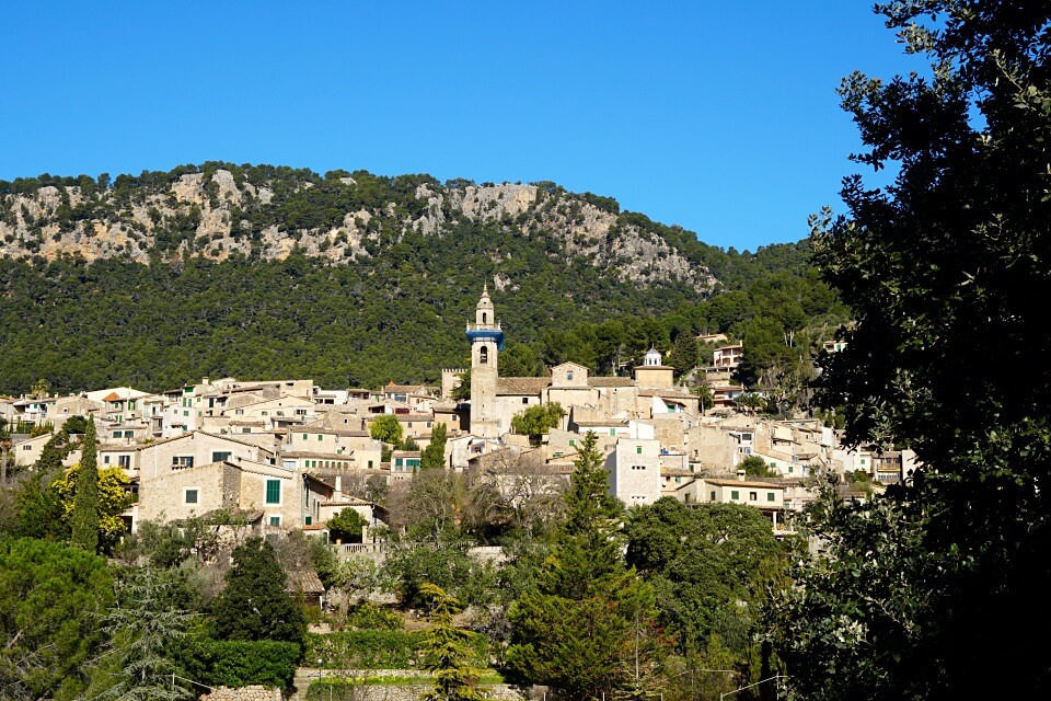 Blick auf Valldemossa in der Serra de Tramuntana auf Mallorca