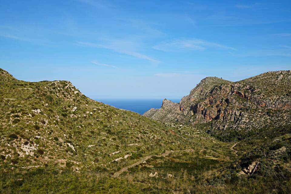 Ausblicke auf Berge und Meer in der Serra de Tramuntana auf Mallorca 
