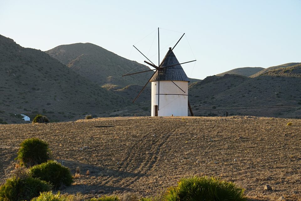 Windmuehle im Naturpark Cabo de Gata in Andalusien 