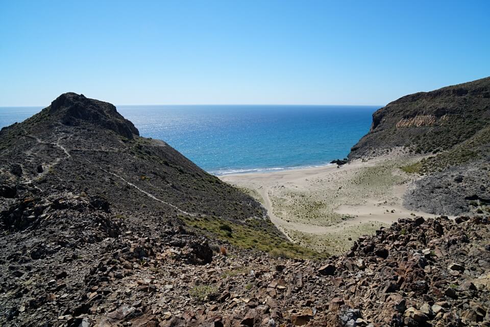 Vulkangestein an einer Bucht im Naturpark Cabo de Gata