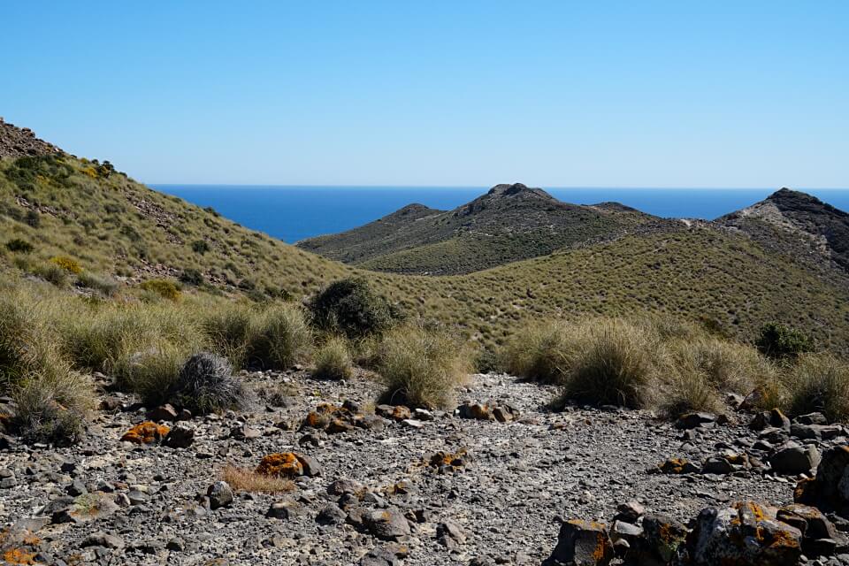 Vulkangestein und wilde Natur vor dem strahlendblauen Meer im Cabo de Gata Naturpark in Andalusien