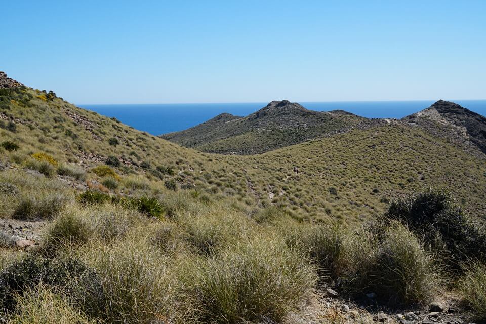 Wandern in Andalusien im Naturpark Cabo de Gata mit Blick aufs Meer