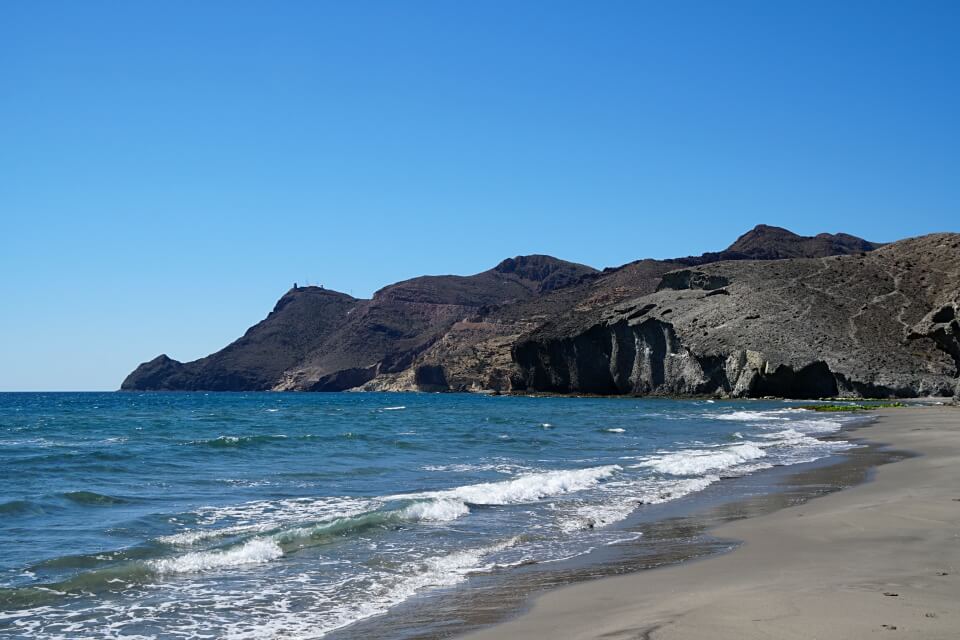Die wunderschoen raue Playa de Monsul im Naturpark Cabo de Gata