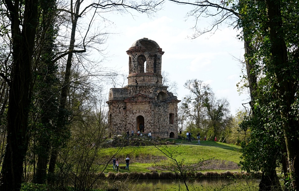 Gebaut als Ruine: der Merkurtempel im Schlossgarten Schwetzingen