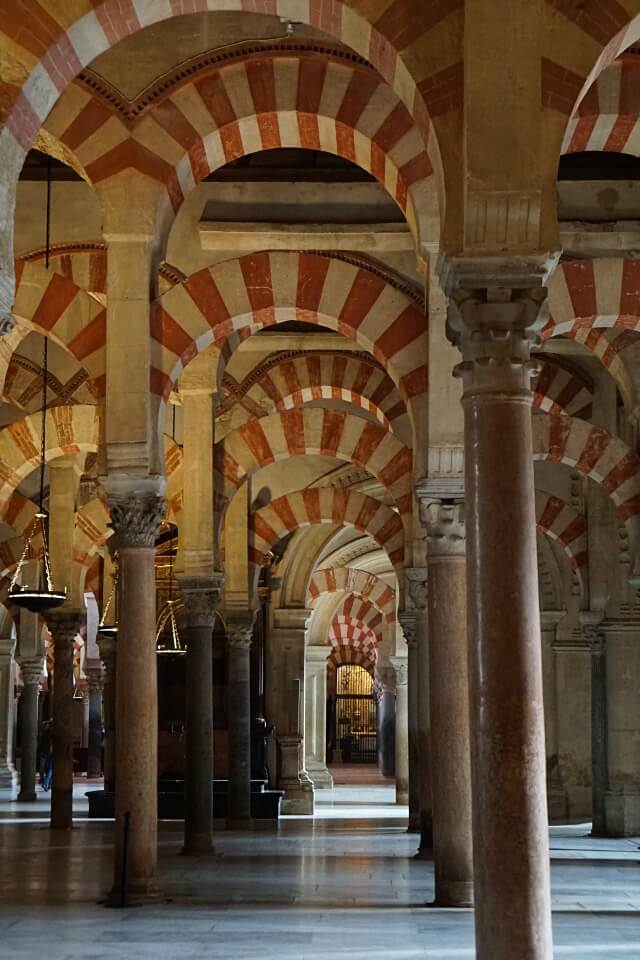 Im Inneren der Moschee Kathedrale von Cordoba in Andalusien