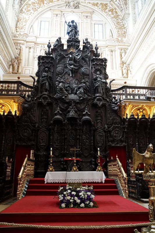 Chorgestuehl und Orgel in der Kathedrale der Mezquita in Cordoba