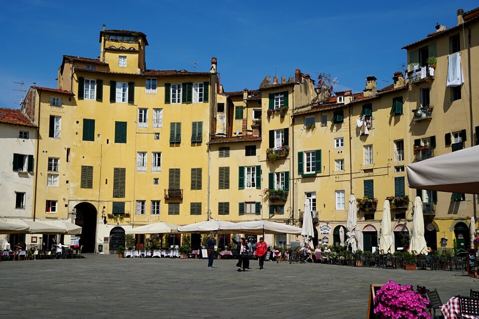 Piazza Anfiteatro in Lucca in der Toskana