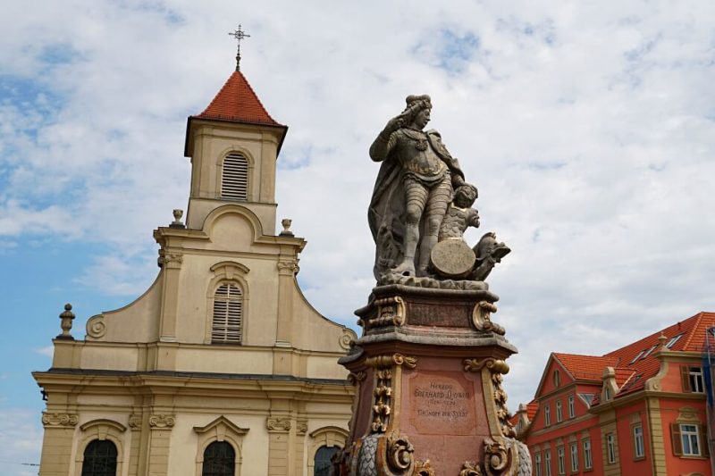 Statue von Herzog Eberhard Ludwig von Wuerttemberg auf dem Marktplatz Ludwigsburg