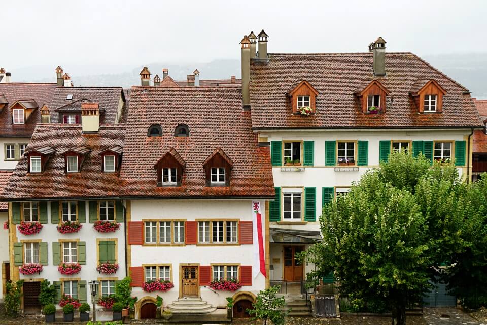 Fassaden in Murten im Kanton Freiburg 