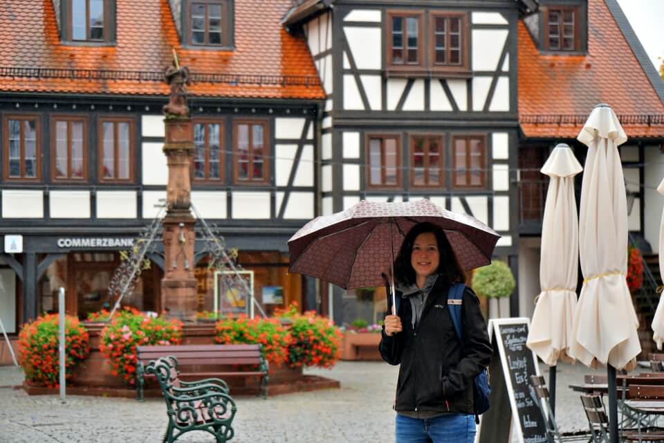 Lisa auf dem Marktplatz Michelstadt auf unserem Odenwald Roadtrip