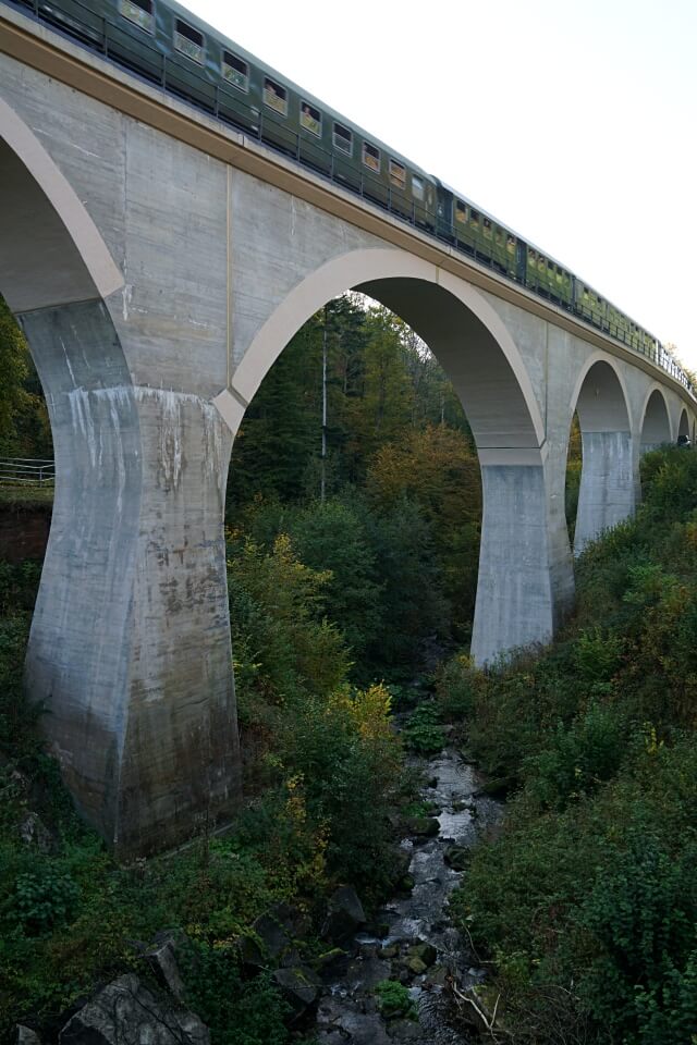 Die Schwaebische Waldbahn auf dem Laufenmuehlenviadukt