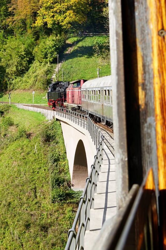 Fahrt ueber das Viadukt mit der Dampflok der Schwaebischen Waldbahn