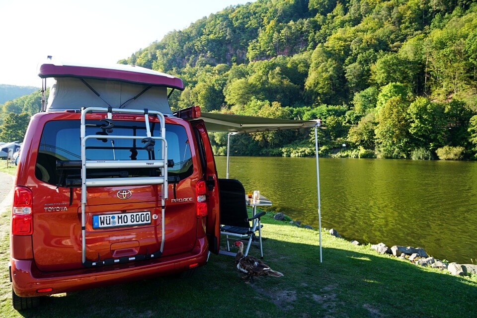 Mit dem Toyota Camper am Neckar im Odenwald