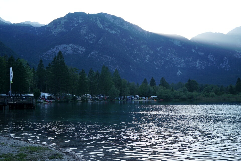 Blick auf Camp Bohinj der Campingplatz direkt am Bohinj See