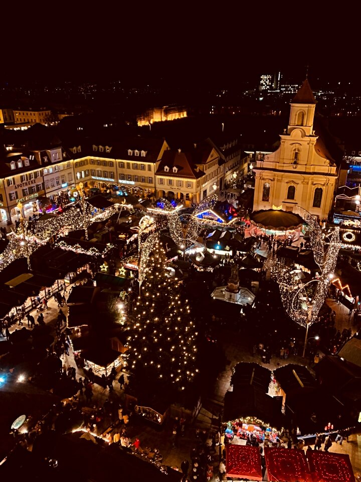 Wunderbarer Ausblick von der Evangelischen Stadtkirche auf den Weihnachtsmarkt Ludwigsburg