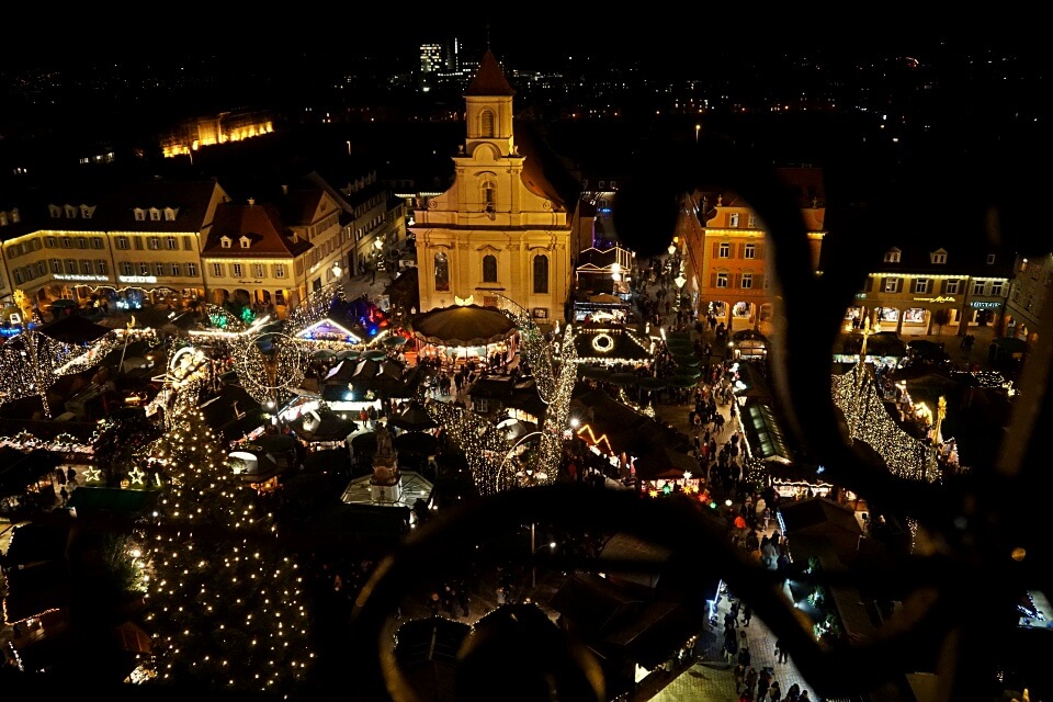 Blick auf den Weihnachtsmarkt Ludwigsburg von der Evangelischen Stadtkirche