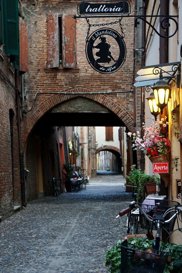 Die mittelalterliche Via delle Volte in Ferrara