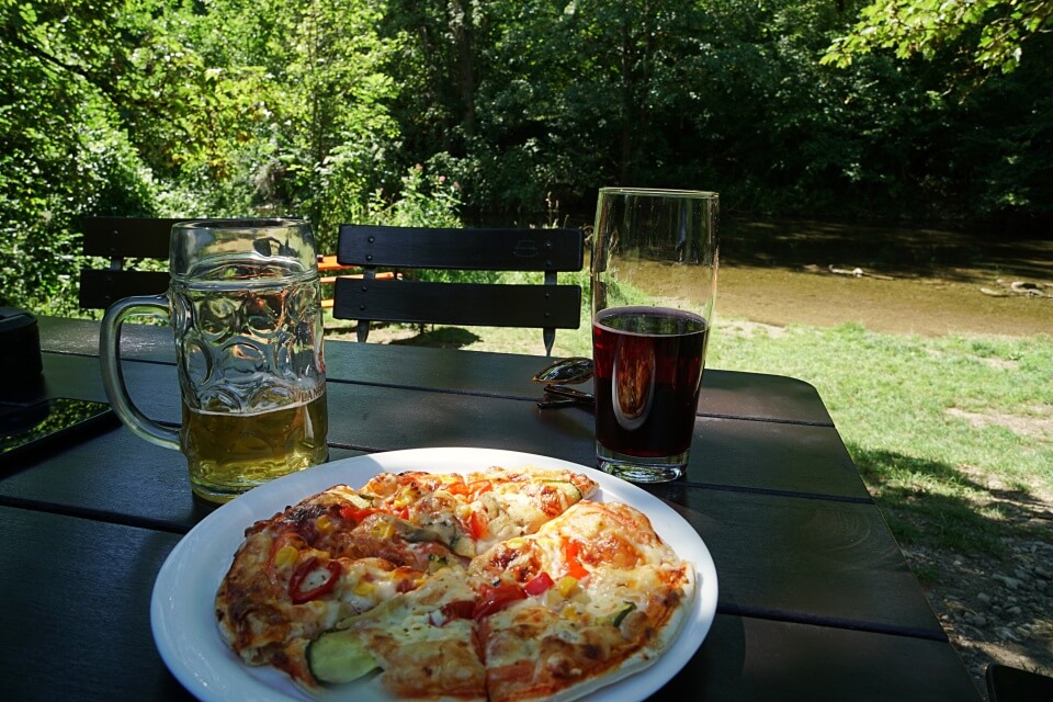 Leckere Pizza im Biergarten an der Tauber auf unserer Rothenburg Panorama Wanderung