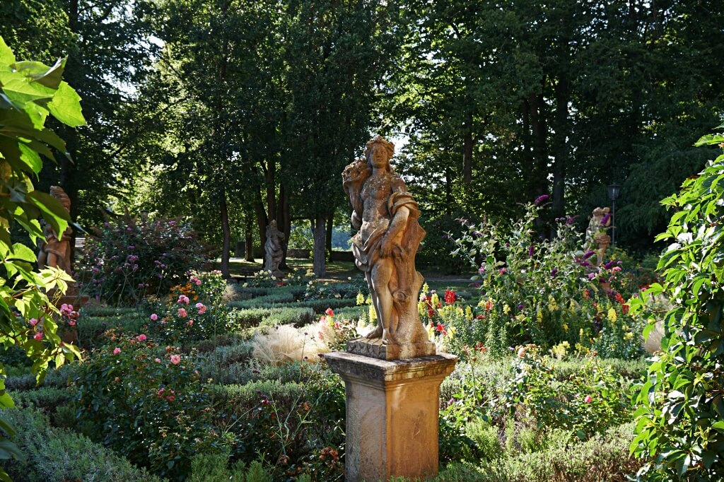 Beete und Figuren im Burggarten Rothenburg