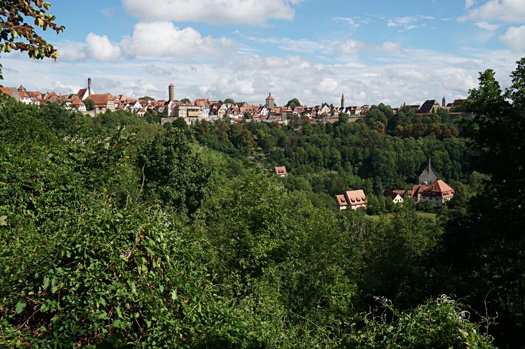 Ausblick von der Stadtmauer auf das Taubertal und Rothenburg