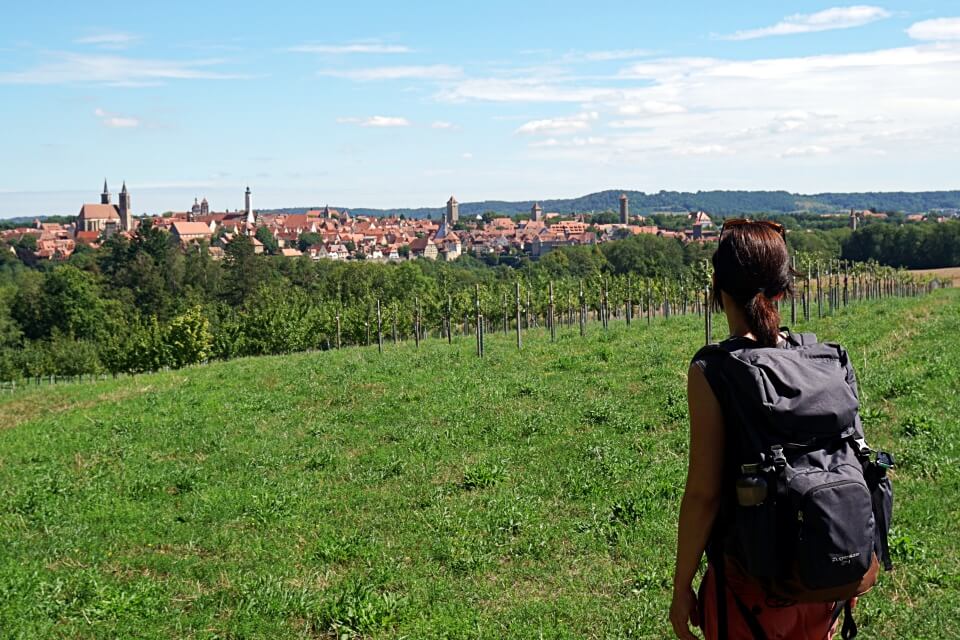 Ausblick auf Rothenburg beim Wandern auf dem Panoramaweg 