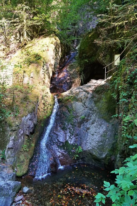 Das Edelfrauengrab mit seinem Wasserfall
