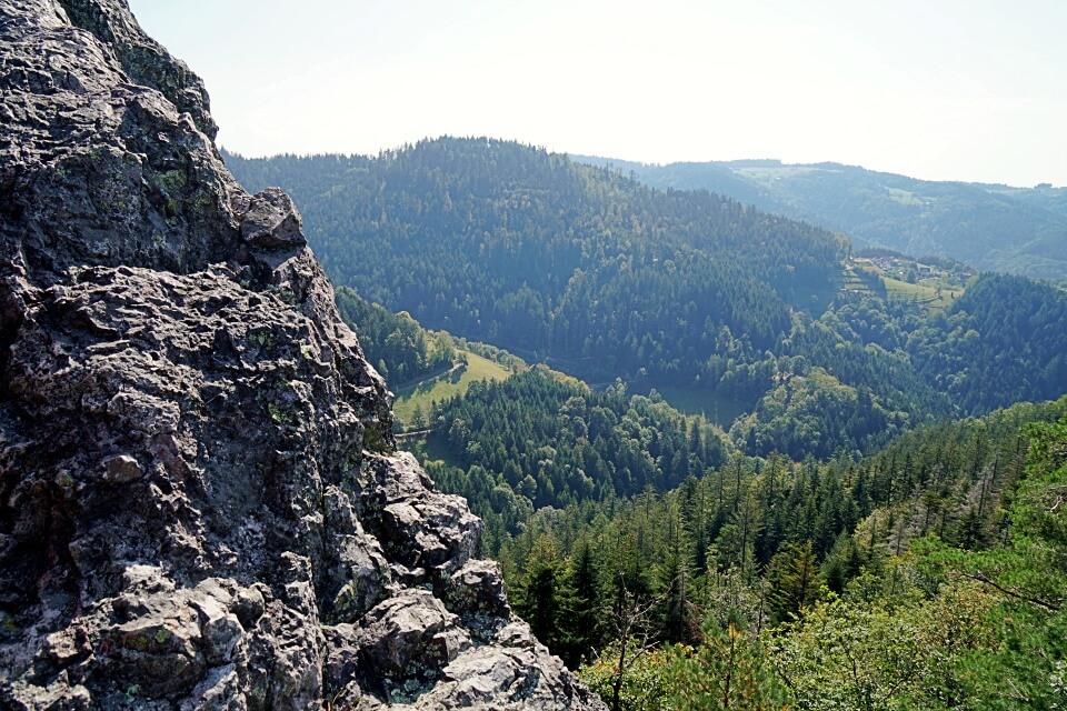 Klettern auf den Felsen des Karlsruher Grat im Schwarzwald