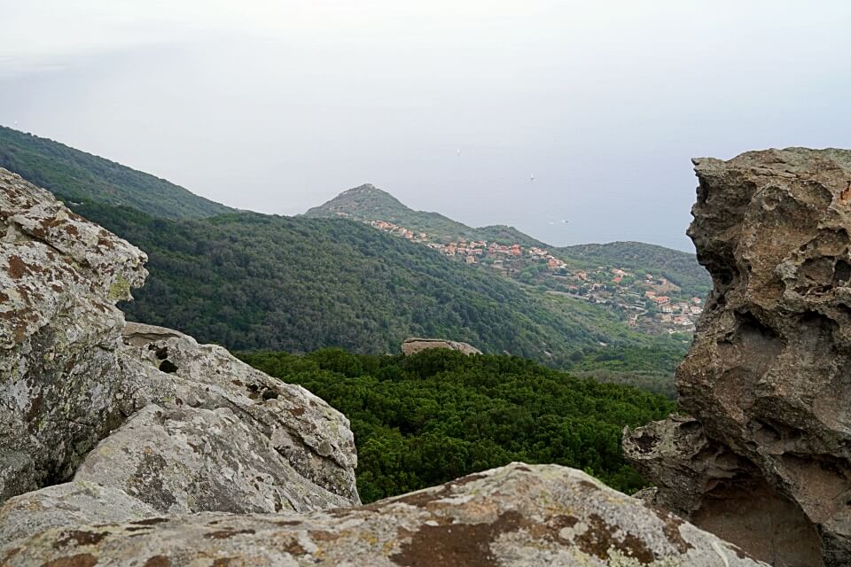 Ausblick beim Wandern auf Elba von Marciana Alta nach Pomonte
