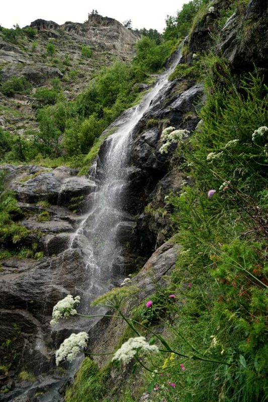 Wasserfall auf der 1000 Stufen Schlucht Wanderung am Meraner Hoehenweg
