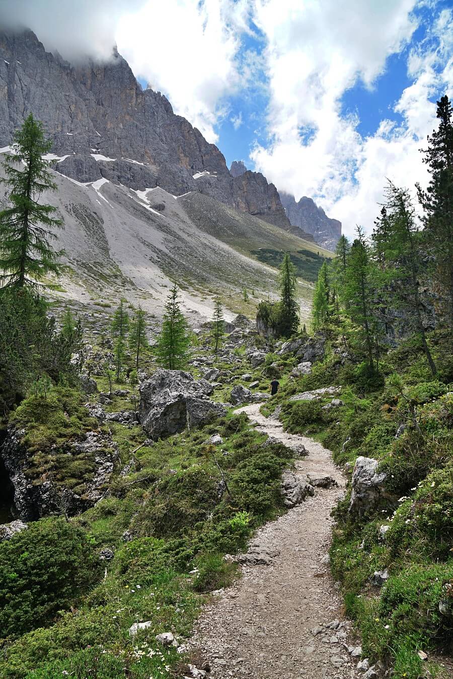 Wanderung auf dem Adolf Muskel Weg unter den Geislerspitzen in den Dolomiten