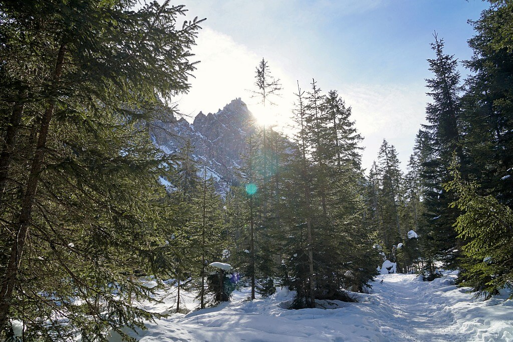 Wanderung im Winter durch das Innerfeldtal zur Dreischusterhuette in den Sextner Dolomiten