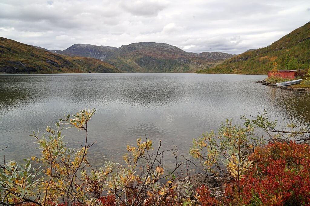 Wanderung zum Asetesee ueber dem Morkridsdalen in Norwegen