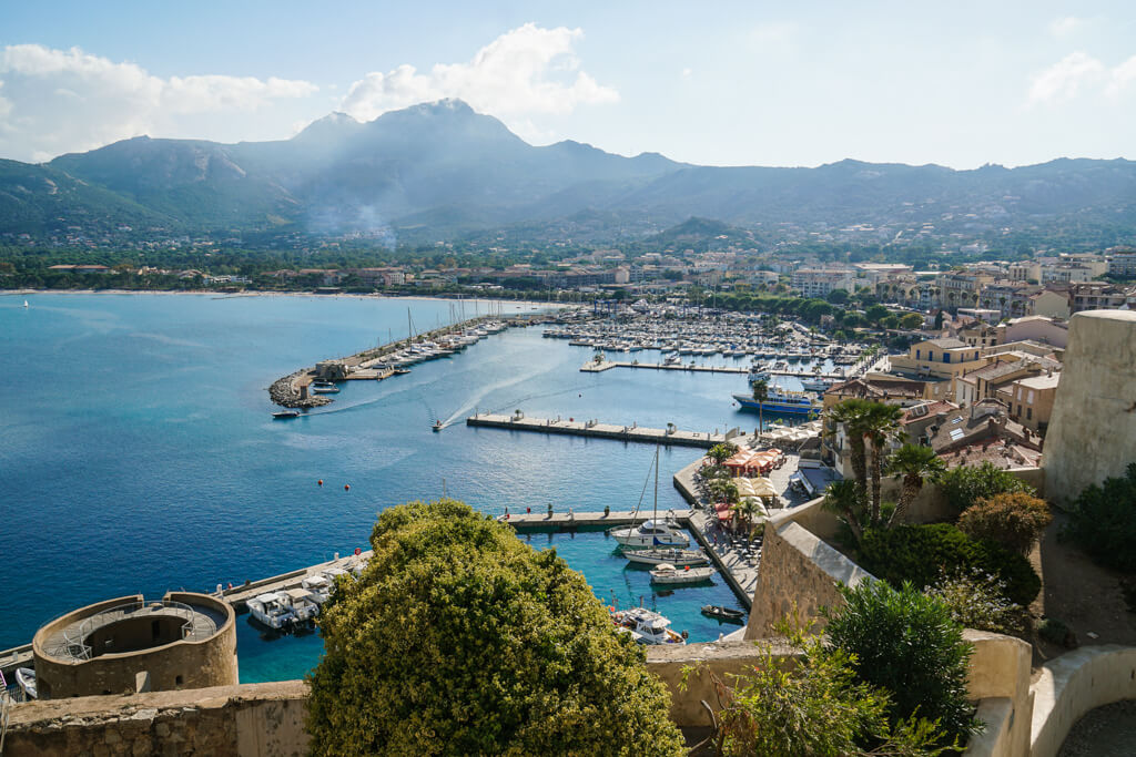 Ausblick auf den Yachthafen von Calvi auf Korsika